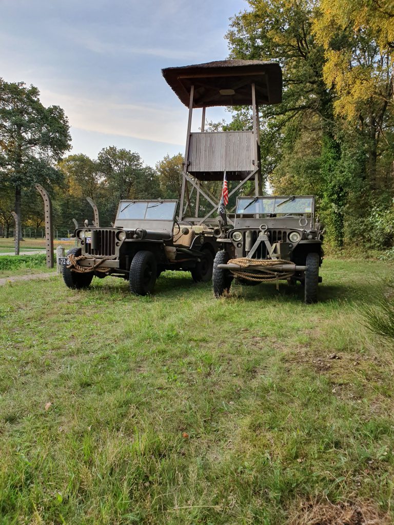 beide-jeeps-bij-uitkijktoren