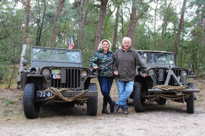 willem-en-wilma-bij-de-jeeps